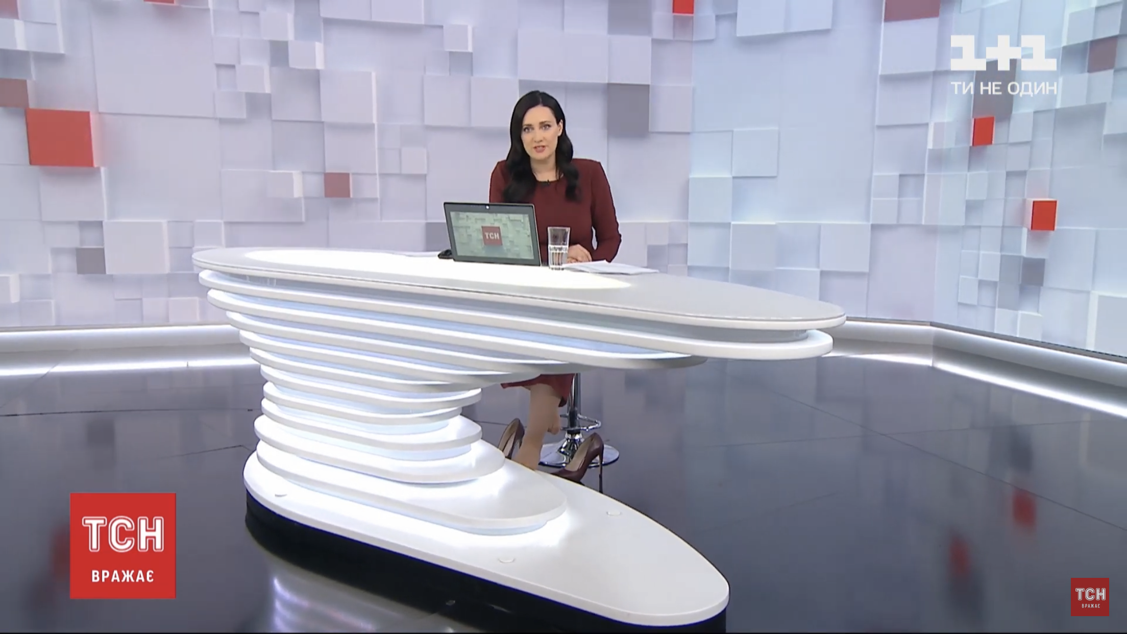 Выпавший зуб, утерянные туфли и химические взрывы: самые громкие казусы с украинскими ведущими в прямом эфире